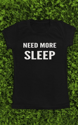 Marškinėliai su užrašu "Need more sleep"